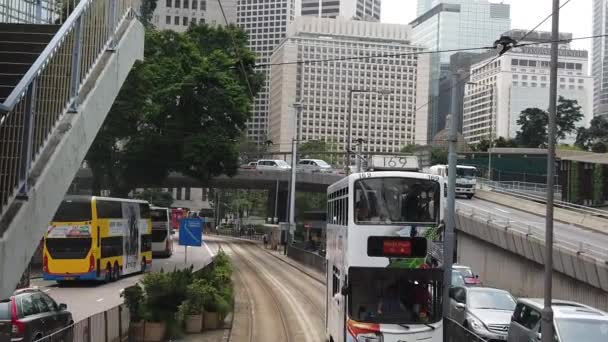 Lassítva megtekintésre a Hong Kong utcai jelenet a emeletes villamoson. — Stock videók