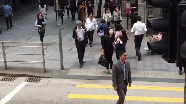 Повільний рух перегляду вулиці Гонконгу сцена з двоповерхових трамвай. — стокове відео