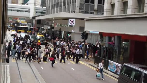 Çift katlı tramvay hong kong sokak sahnesi görüntüleme yavaş hareket. — Stok video