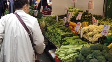Hong Kong Yerel Gıda pazarında yürüyen insanların yavaş hareket.