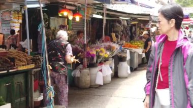 Hong Kong Yerel Gıda pazarında yürüyen insanların yavaş hareket.