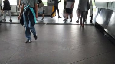 Yavaş hareket insanlar yürüyüş askıya yaya köprüsü kavşak trafik sokak