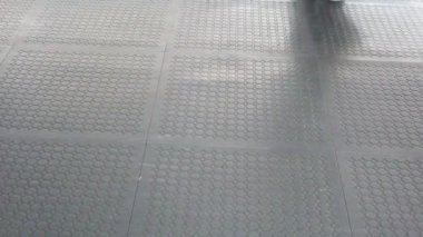 Yavaş hareket insanlar yürüyüş askıya yaya köprüsü kavşak trafik sokak