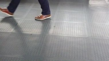 Yavaş hareket insanlar yürüyüş askıya yaya köprüsü kavşak trafik sokak