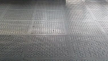 Yavaş hareket insanlar yürüyüş askıya yaya köprüsü kavşak trafik sokak