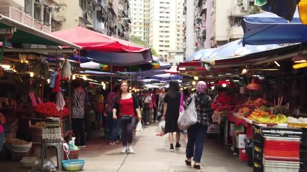 Powolny ruch ludzi chodzenie na lokalnym rynku żywności w Hong Kongu. — Wideo stockowe