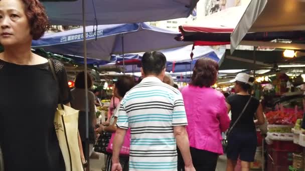 在香港本地食品市场行走的慢动作. — 图库视频影像