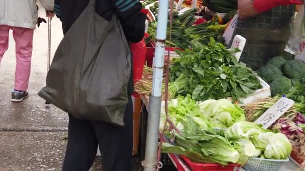 Zeitlupe von Menschen zu Fuß auf dem lokalen Lebensmittelmarkt in Hongkong. — Stockvideo