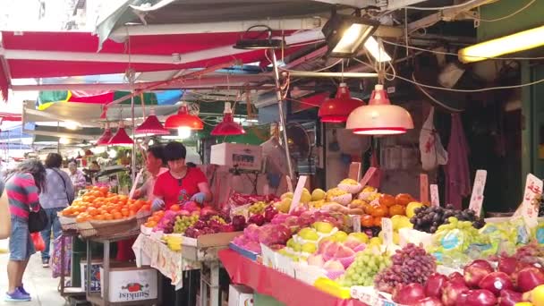 Медленное движение людей, идущих по местному продовольственному рынку Гонконга . — стоковое видео