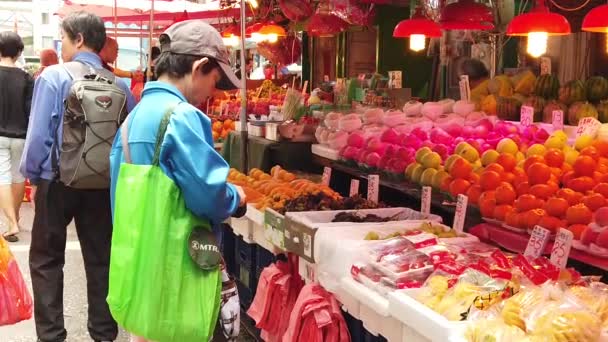 Slow Motion av människor som går på lokal matmarknad i Hong Kong. — Stockvideo