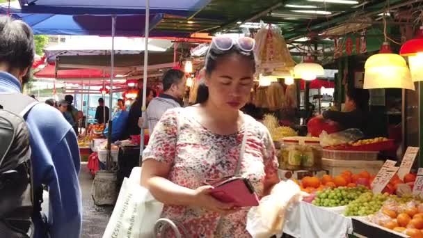 Slow Motion av människor som går på lokal matmarknad i Hong Kong. — Stockvideo