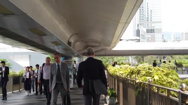 行人行走悬空行人天桥交通街的慢动作 — 图库视频影像