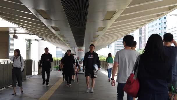 Mouvement lent des personnes marchant suspendu passerelle carrefour rue de la circulation — Video