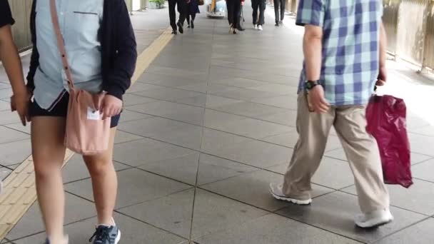 Lassított emberek gyaloglás felfüggesztett Footbridge Crossroad közlekedési utca — Stock videók