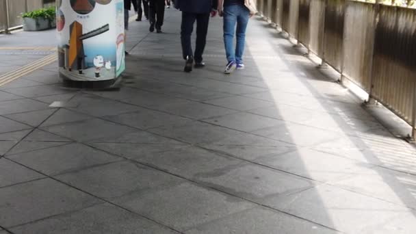Pomalý pohyb lidí pěšky zavěšené lávce na ulici křižovatka — Stock video