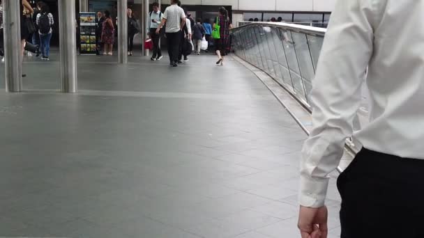行人行走悬空行人天桥交通街的慢动作 — 图库视频影像