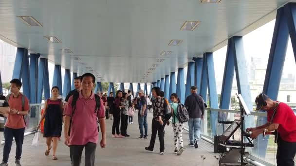 Mouvement lent des personnes marchant suspendu passerelle carrefour rue de la circulation — Video