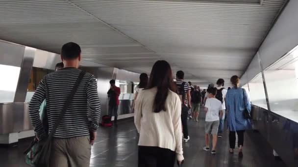 Mouvement lent des personnes marchant suspendu passerelle carrefour rue de la circulation — Video