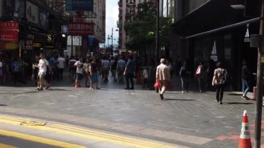 Yoğun yolda yürüyen yayaların yavaş hareketi