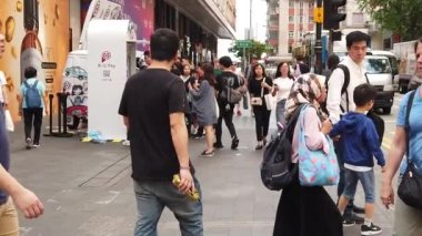 Yoğun yolda yürüyen yayaların yavaş hareketi