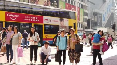 Yoğun yolda yürüyen yayaların yavaş hareketi