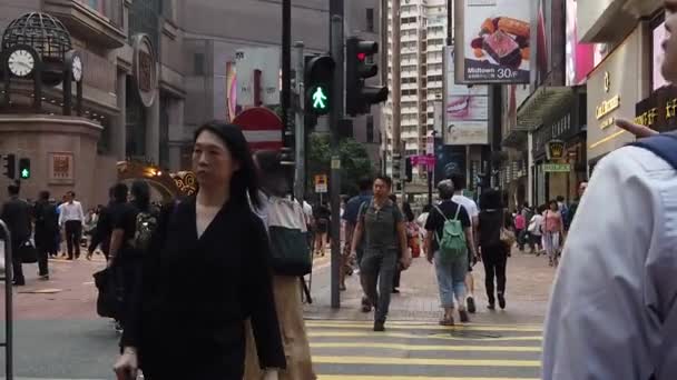 Calle concurrida de cámara lenta con carteles publicitarios en Times Square — Vídeo de stock