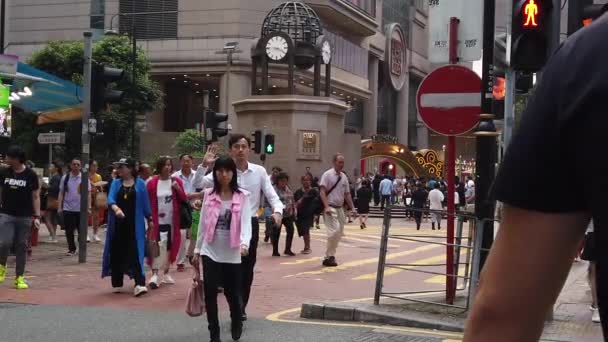 Calle concurrida de cámara lenta con carteles publicitarios en Times Square — Vídeo de stock