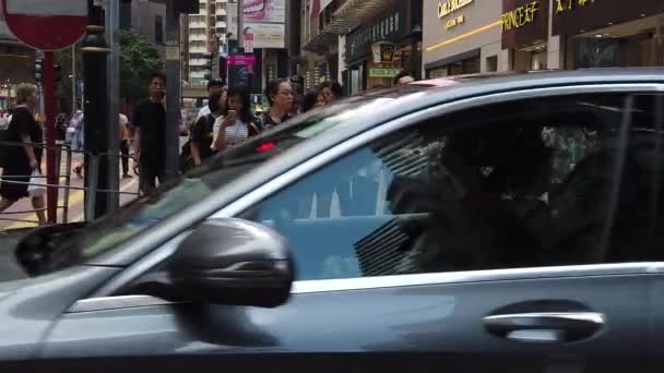 Медленное движение Занятая улица с рекламными знаками на Таймс-сквер — стоковое видео