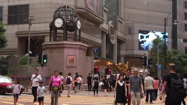 Slow Motion ruchliwej ulicy z znakami reklamowymi w Times Square — Wideo stockowe