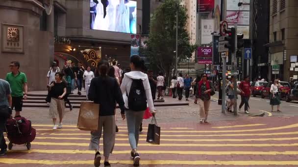 Zeitlupe belebte Straße mit Werbeschildern in Zeiten des Quadrats — Stockvideo