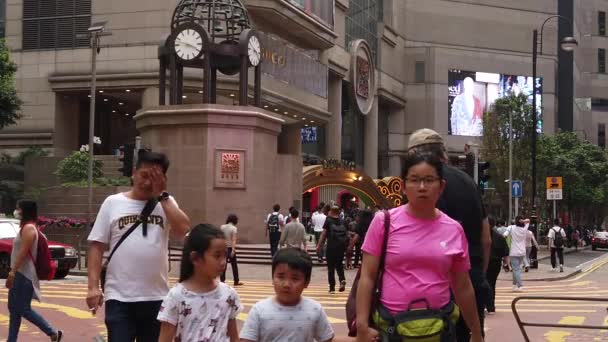 Calle concurrida de cámara lenta con carteles publicitarios en Times Square — Vídeos de Stock