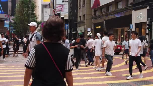 Zeitlupe belebte Straße mit Werbeschildern in Zeiten des Quadrats — Stockvideo