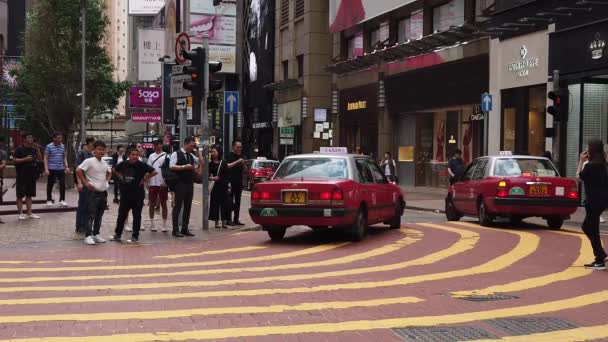 Rallentatore Strada trafficata con cartelli pubblicitari a Times Square — Video Stock