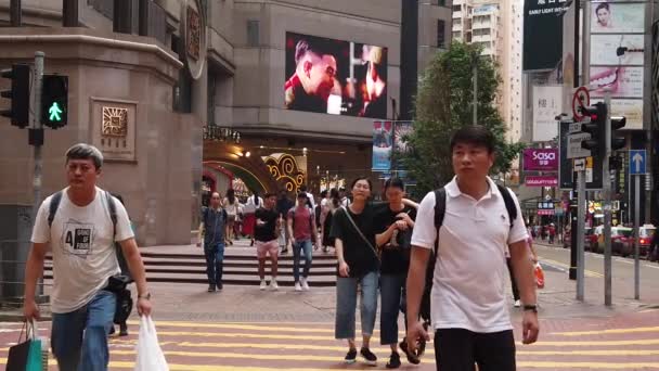 Calle concurrida de cámara lenta con carteles publicitarios en Times Square — Vídeo de stock