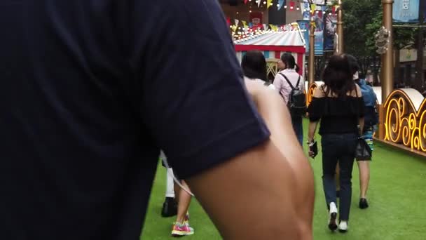 Calle concurrida de cámara lenta con carteles publicitarios en Times Square — Vídeo de stock