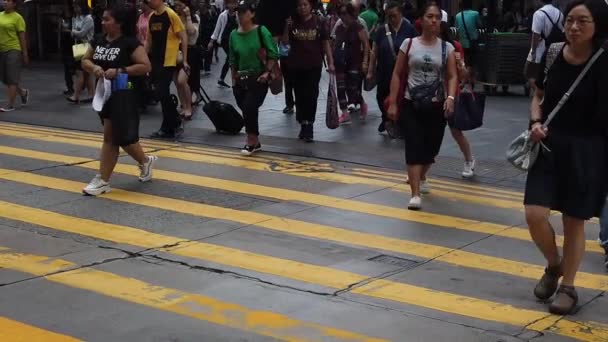 Movimento lento de pedestres caminhando ao longo da estrada movimentada — Vídeo de Stock