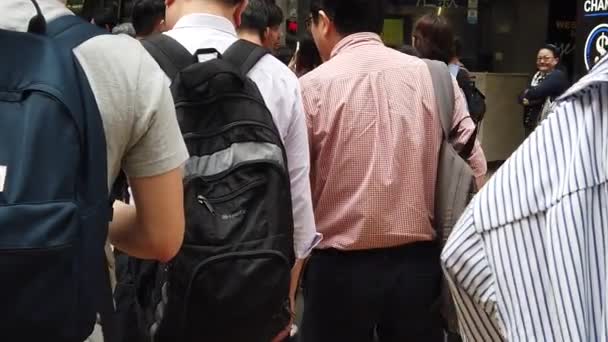 Rallentatore di pedoni che camminano lungo la strada trafficata — Video Stock