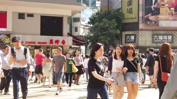 Lassított gyalogosok séta a forgalmas út mentén — Stock videók