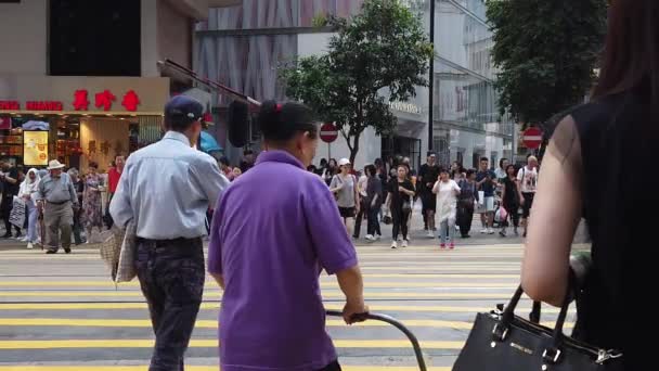 Movimiento lento de peatones que caminan a lo largo de la carretera concurrida — Vídeos de Stock