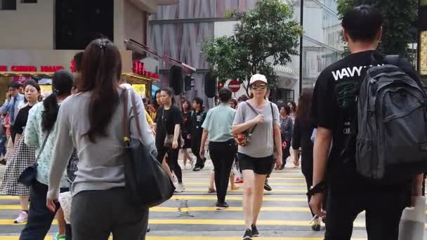 바쁜 길을 따라 걷는 보행자의 슬로우 모션 — 비디오