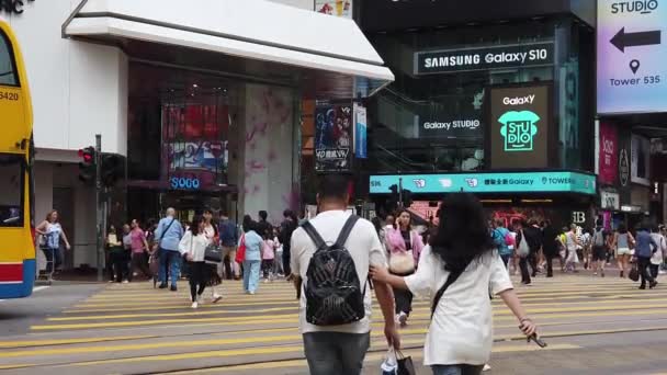 Yoğun yolda yürüyen yayaların yavaş hareketi — Stok video