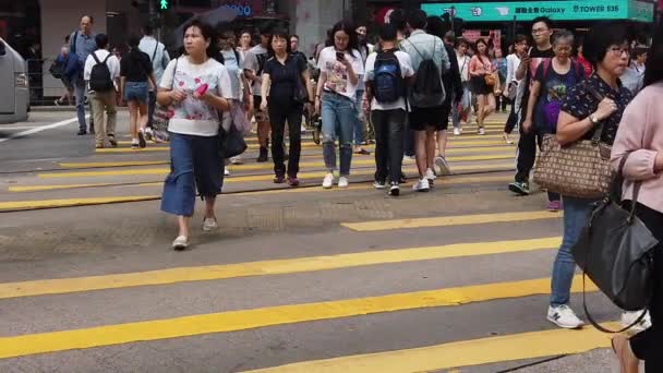 Rallentatore di pedoni che camminano lungo la strada trafficata — Video Stock