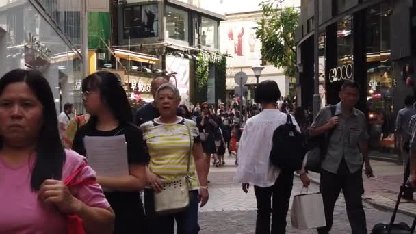 Zeitlupe von Fußgängern auf der viel befahrenen Straße — Stockvideo