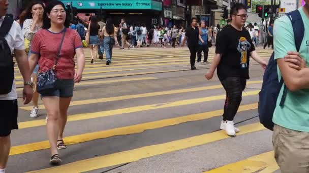 Powolny ruch pieszych spacerów po ruchliwej drodze — Wideo stockowe