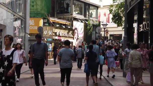 Movimiento lento de peatones que caminan a lo largo de la carretera concurrida — Vídeo de stock