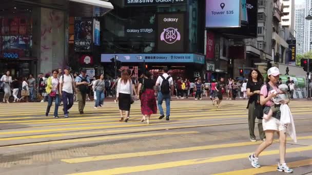 Повільний рух пішоходів, що йдуть по жвавій дорозі — стокове відео