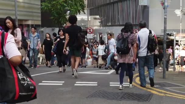 Lassított gyalogosok séta a forgalmas út mentén — Stock videók