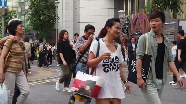 Slow motion of Pedestrians walking along the busy road — Stock Video