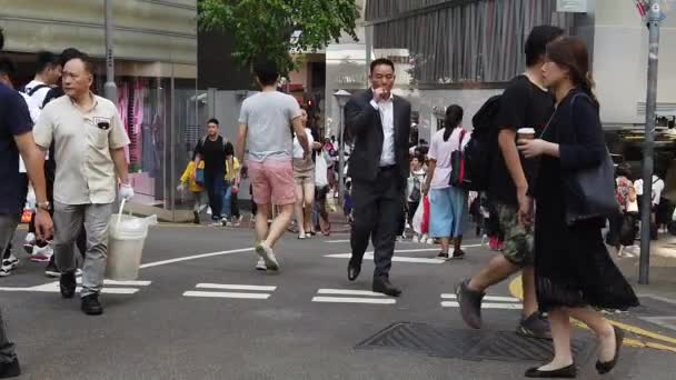 混雑した道路を歩く歩行者のスローモーション — ストック動画