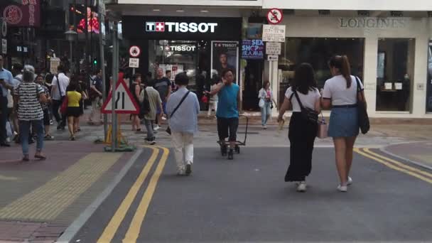 Movimiento lento de peatones que caminan a lo largo de la carretera concurrida — Vídeos de Stock